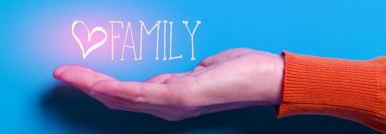 Bildmontage Schriftzug Family über geöffneter Hand