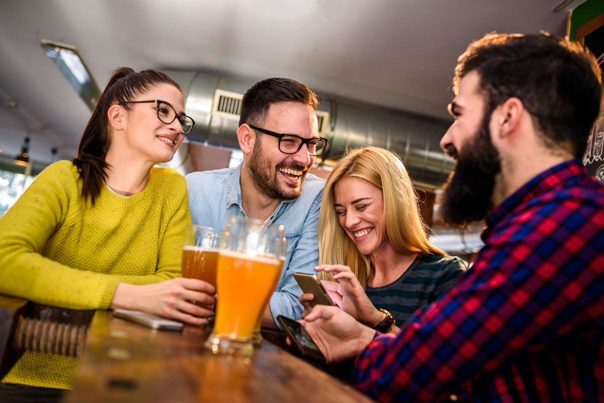 Junge Freundesgruppe beim gemeinsamen Biertrinken