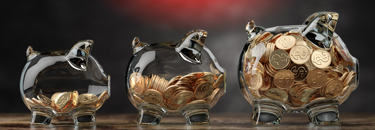 durchsichtige Sparschweine mit Münzen