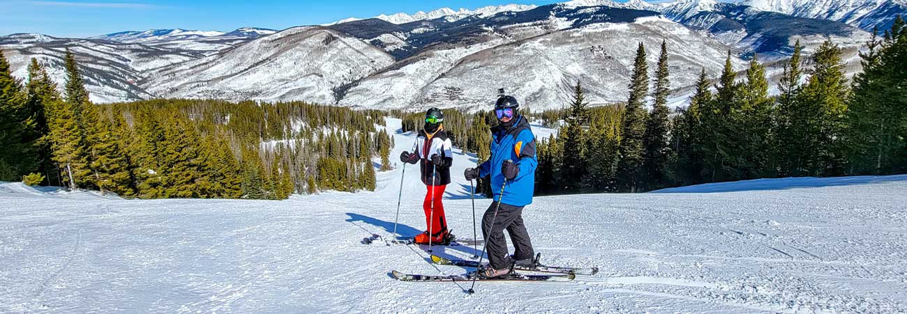 Paar beim Skifahren auf Piste