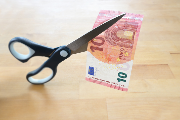 Schere zerschneidet 10-Euro-Schein