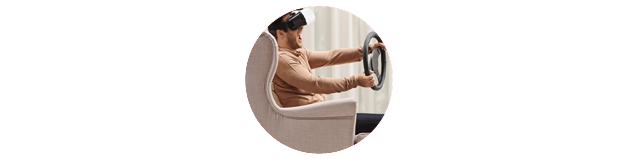 Mann fährt in Virtual Reality ein Auto.