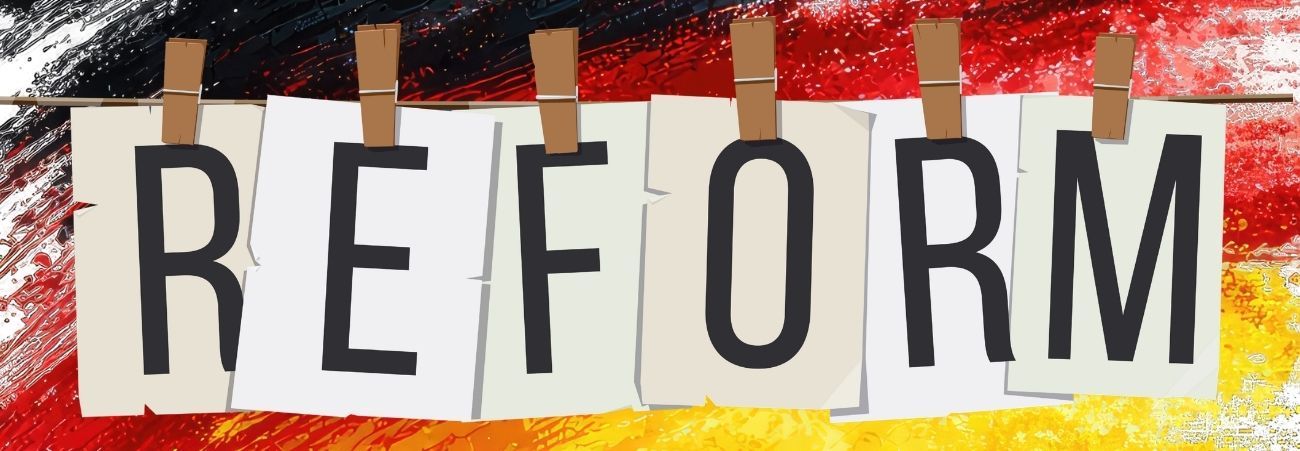 Reform Schriftzug vor Deutschland-Hintergrund in Schwarz Rot Gold
