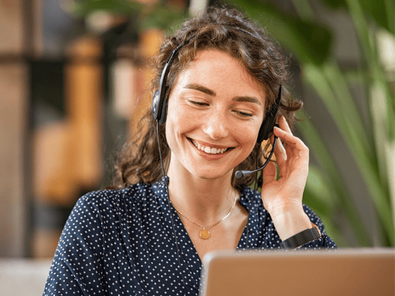 Lächelnde Businessfrau mit Headset