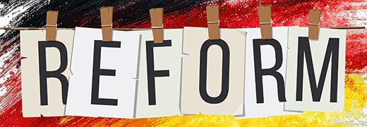 Reform Schriftzug vor Deutschland-Hintergrund in Schwarz Rot Gold