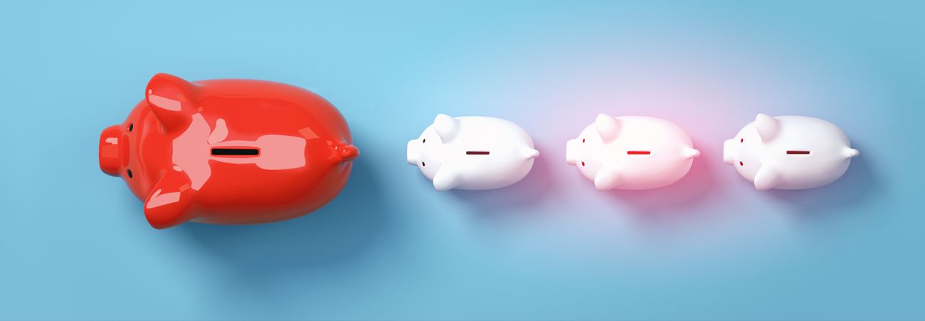 Rotes Sparschwein führt drei kleinere weiße Sparschweine auf blauem Hintergrund – Symbol für Finanzen, Ersparnisse und Versorgungsausgleich