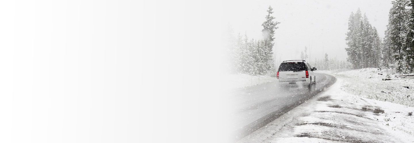 Straße mit Auto im Winter 