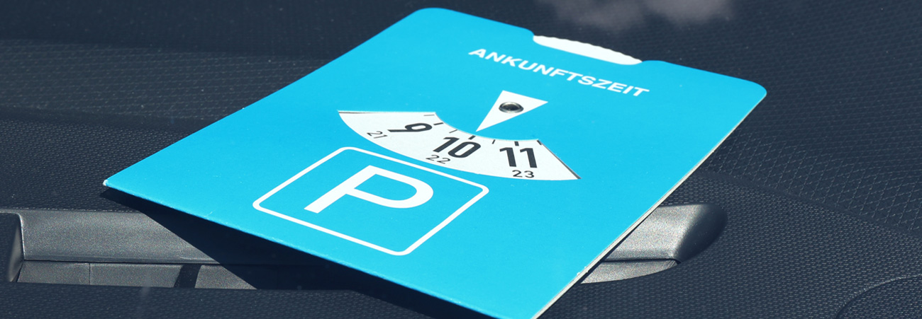 blaue Parkscheibe in Nahaufnahme