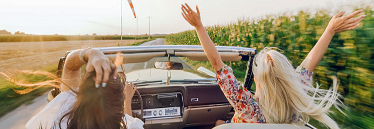 Zwei Frauen fahren Cabrio
