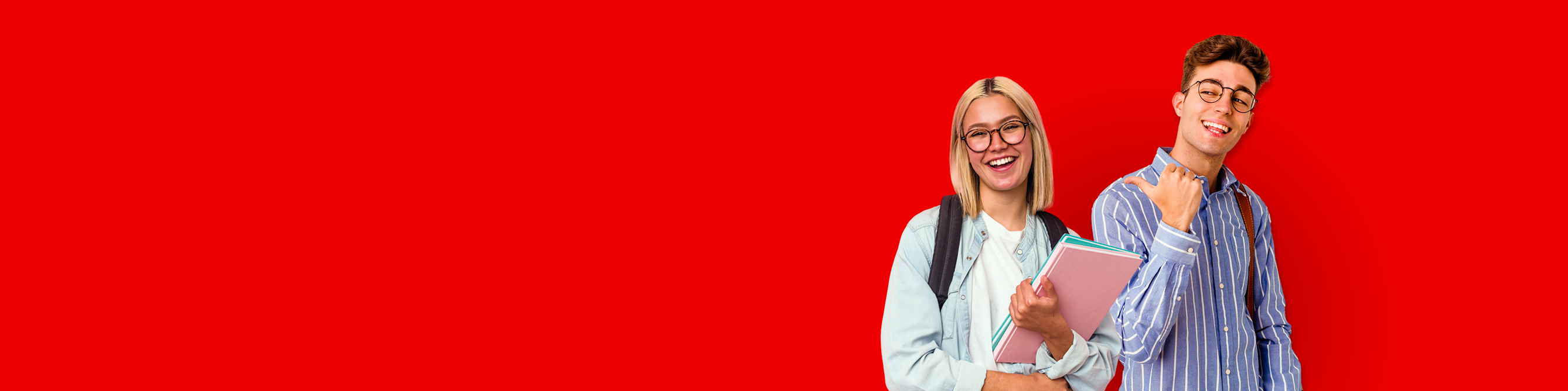 Zwei junge Menschen mit Unterlagen vor rotem Hintergrund als Symbol für Karriere, Ausbildung, Studium und Berufseinstieg bei der Sparkassen-Versicherung Sachsen.