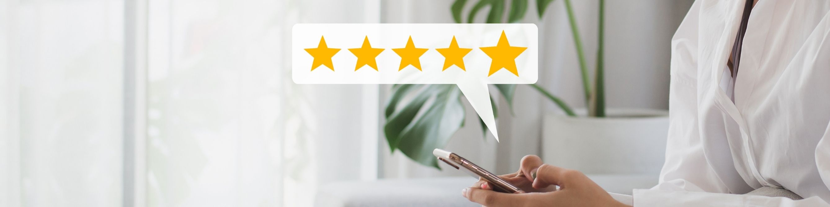 Frau hält Smartphone in der Hand und erstellt eine Review
