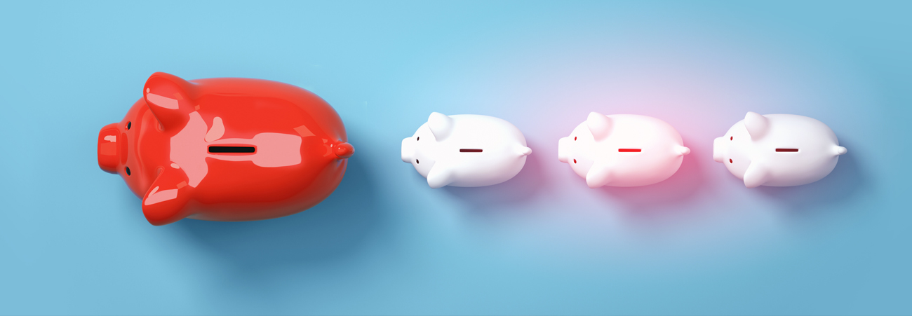 Rotes Sparschwein führt drei kleinere weiße Sparschweine auf blauem Hintergrund – Symbol für Finanzen, Ersparnisse und Versorgungsausgleich