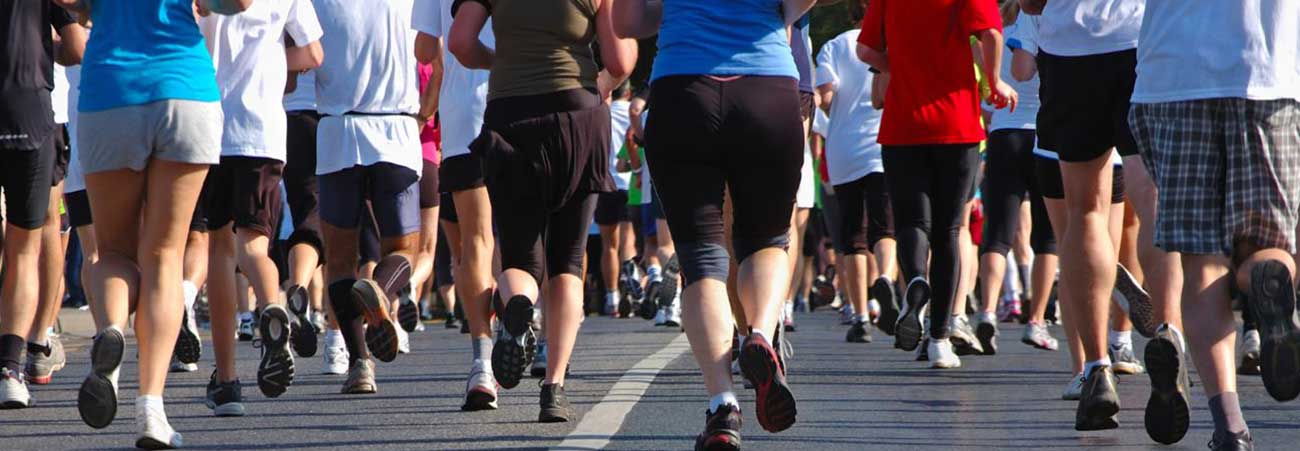 Gruppe von Läufern beim Straßenlauf 