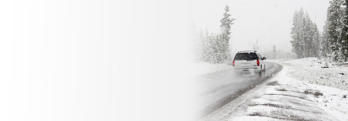 Straße mit Auto im Winter 
