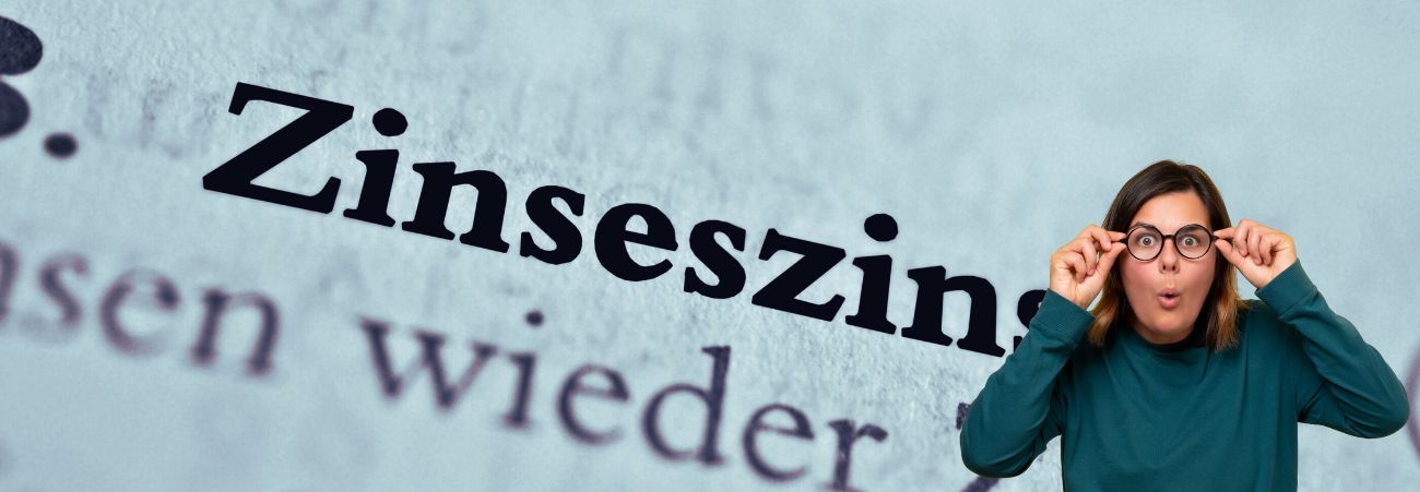 Staunende Frau mit Brille, im Hintergrund Schriftzug Zinseszins