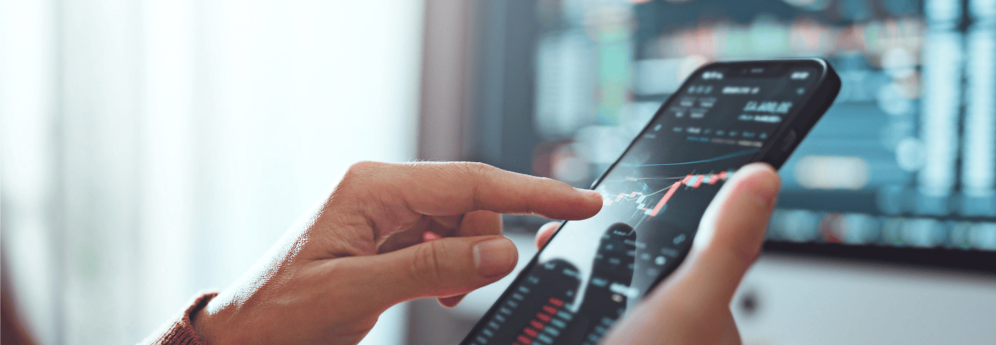 Person analysiert Aktienkurs auf Smartphone