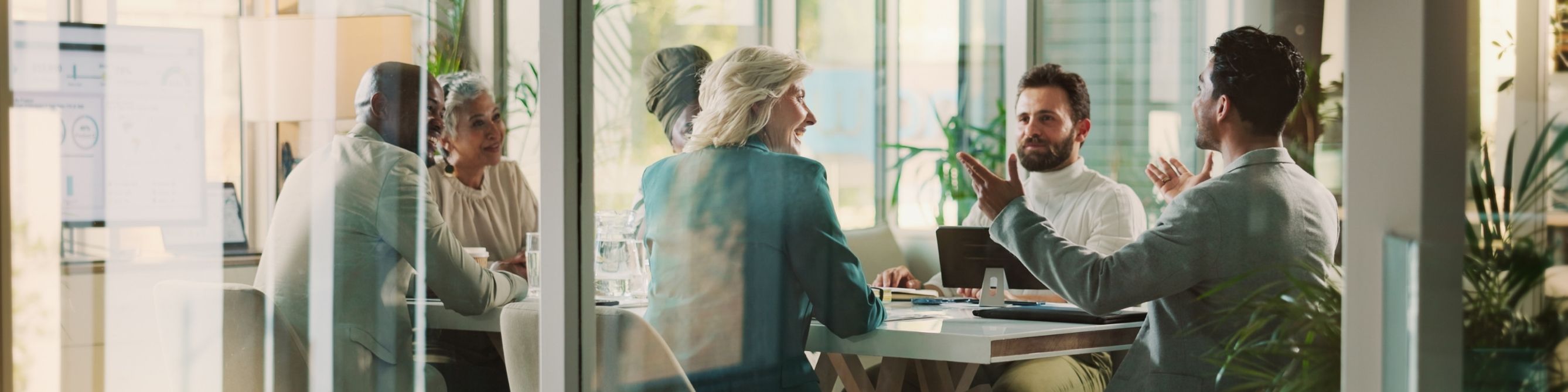 Beratungsgespräch im Besprechungsraum als Symbol für die einfache Verwaltung der betrieblichen Altersversorgung im Arbeitgeber-Portal.