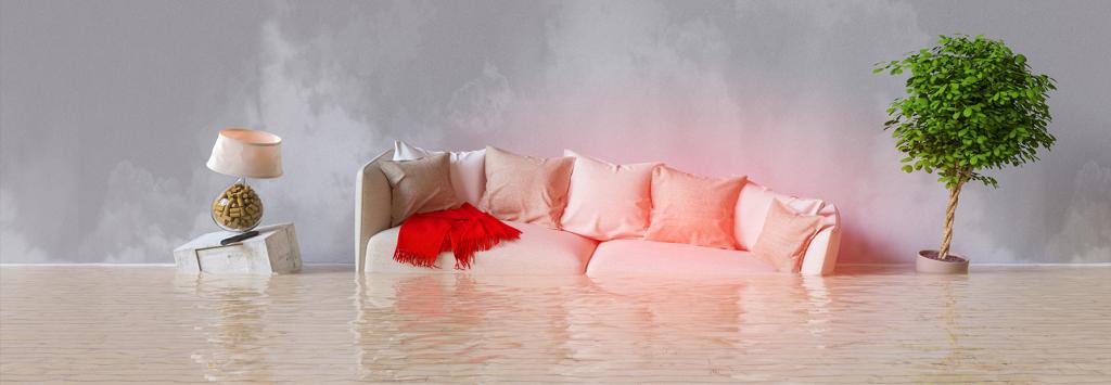 Sofa schwimmt mit Pflanze und Tisch im Wasser