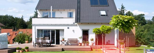 Vorderansicht Einfamilienhaus mit Terrasse
