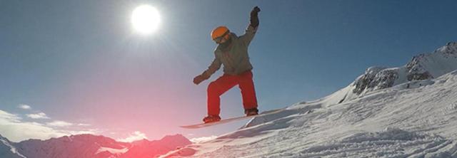 Snowboarder fährt Hang runter