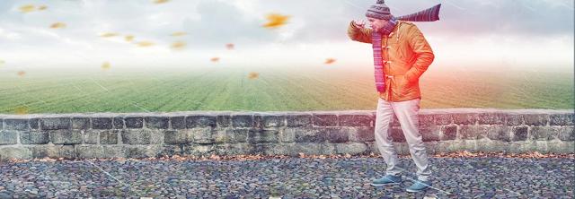 Mann liest Nachricht im Smartphone