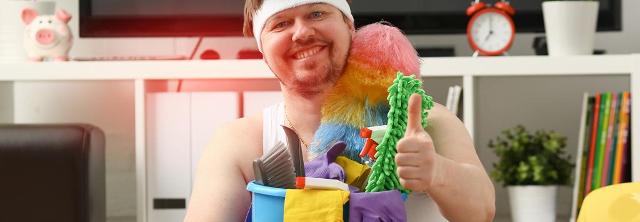 Mann mit Putzutensilien