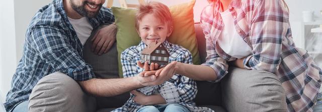Familie mit Hausmodell