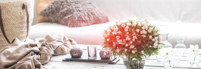 Gemütliches Wohnzimmer mit Blumenstrauß