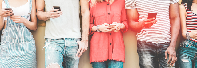 Gruppe Jugendlicher mit Smartphones