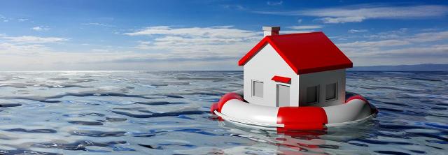 Haus schwimmt auf Schwimmring im Wasser