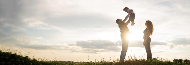 Familie im Sonnenuntergang