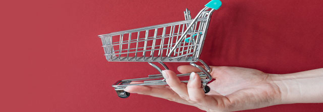 Bildmontage leerer Einkaufswagen in der Hand