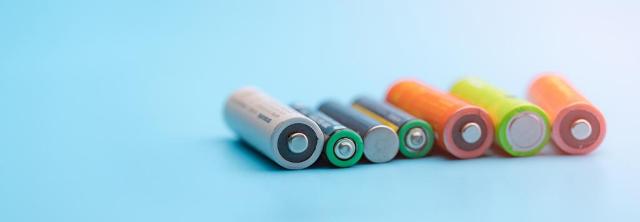 farbige Lithium-Ionen-Akkus liegen in einer Reihe