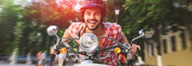 Junger Mann fährt Moped