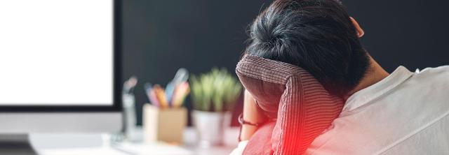Mann schläft vor Bildschirm