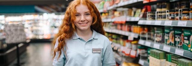 Junges Mädchen vor einem Supermarktregal