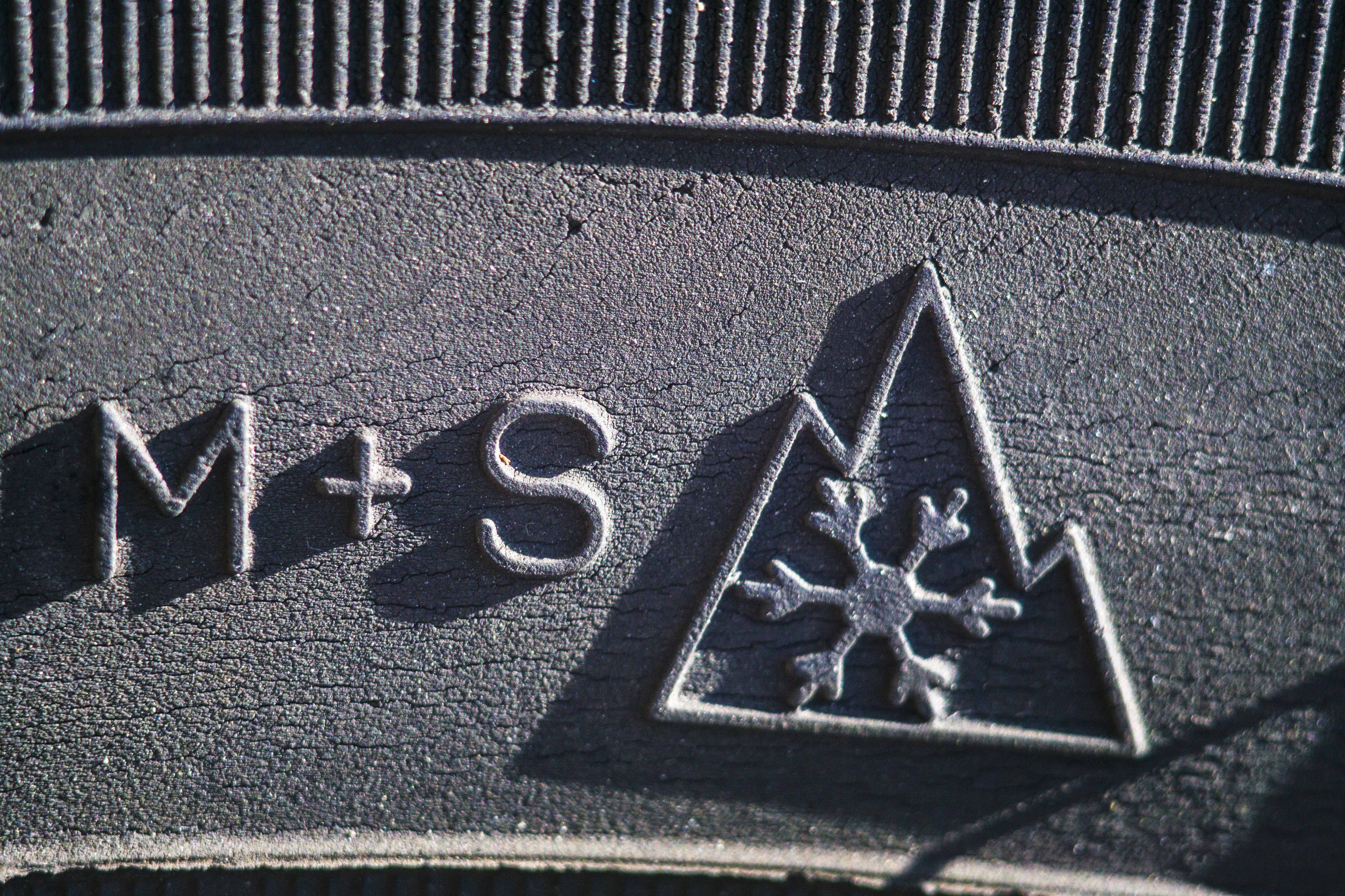 Reifen mit aufgeprägtem Alpine-Symbol und der Bezeichnung  M plus S.