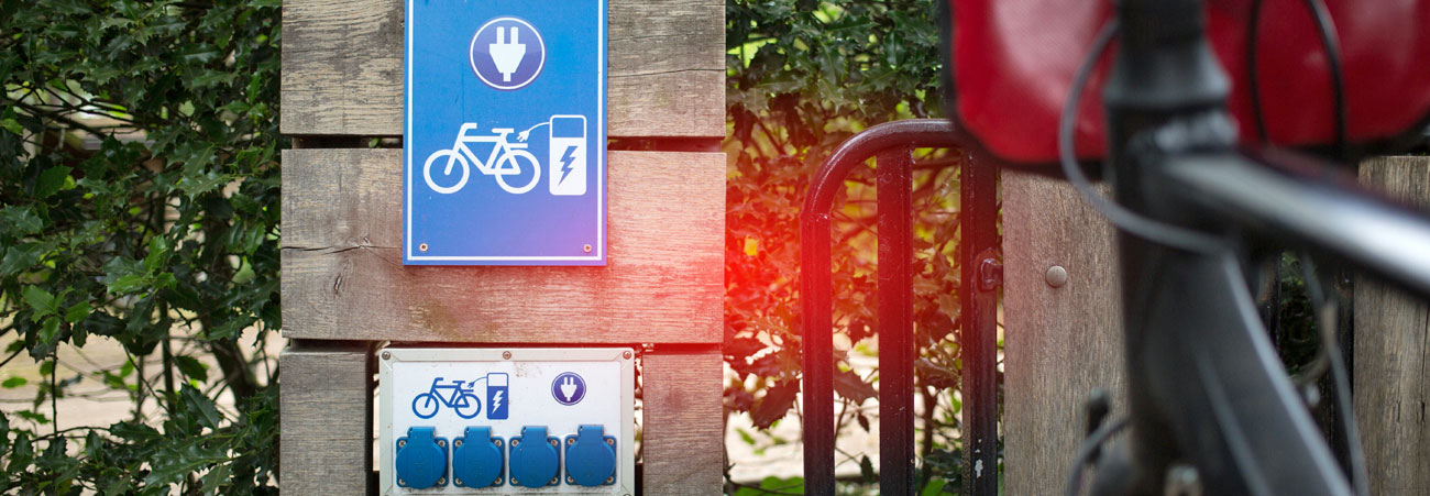 Ladestation für E-Bikes mit Hinweisschild