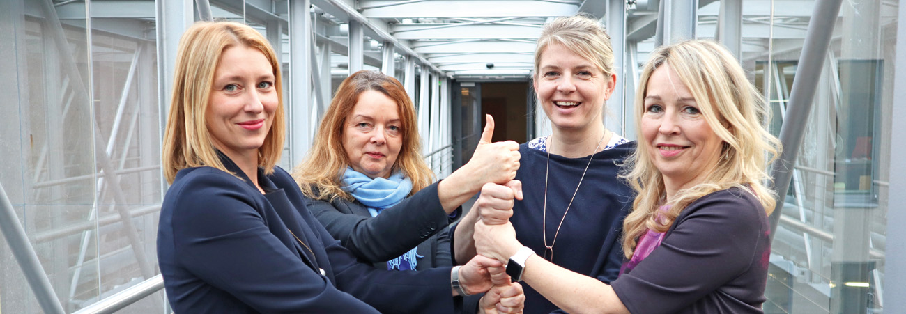 Vier weibliche Führungskräfte der Sparkassen-Versicherung Sachsen stehen für Zusammenhalt