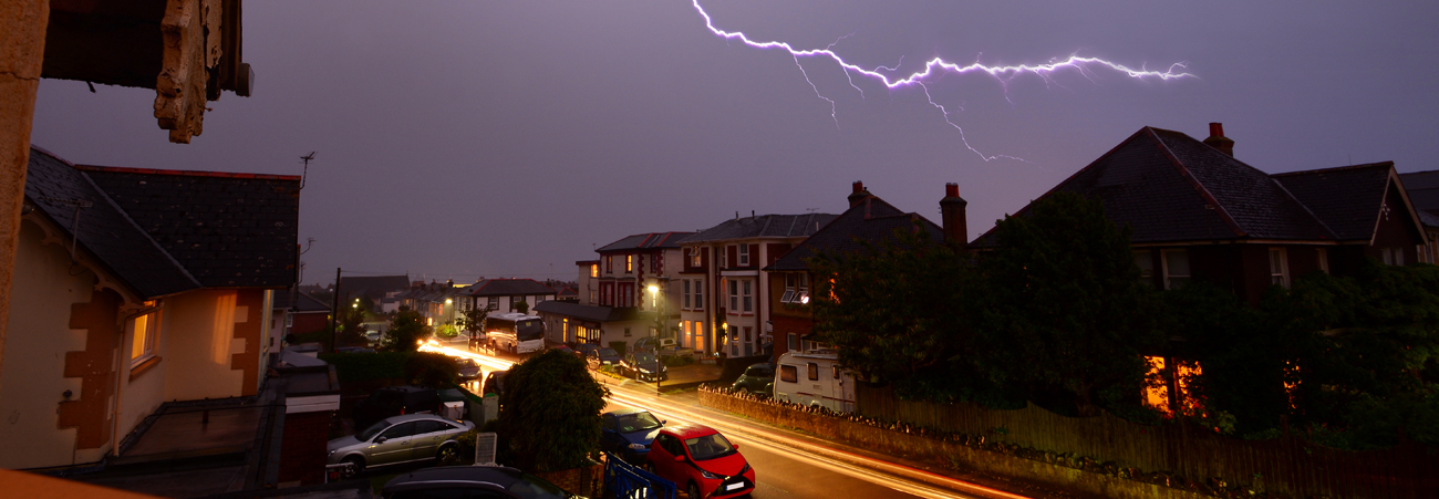Blitzeinschlag und Überspannung: So schützen Sie Ihr Haus