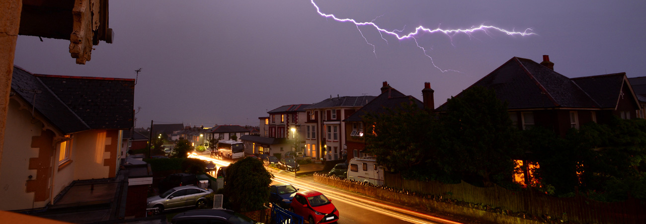 Gewitter und Blitze über einer Stadt