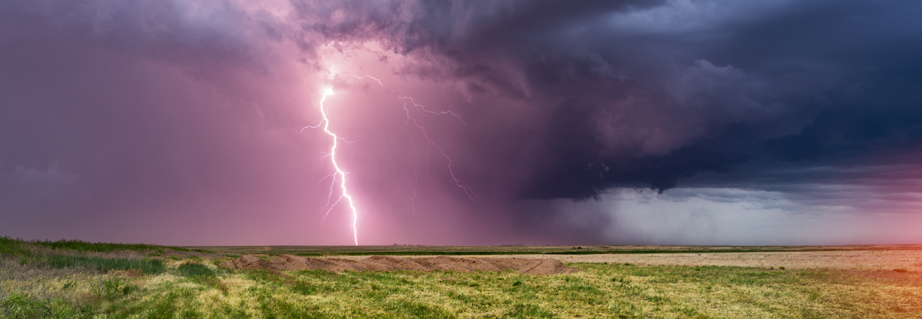 Blitzeinschlag  bei Gewitter auf freiem Feld