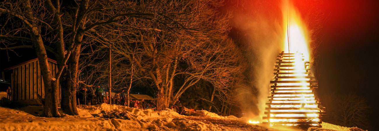 Brennendes Osterfeuer im Holzstapel