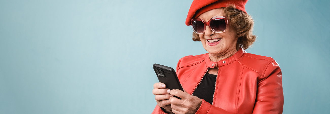 coole  ältere Frau schaut auf ihr Smartphone