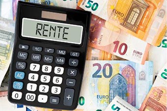 ein Taschenrechner liegt auf Geldschein, auf dem Display steht Rente