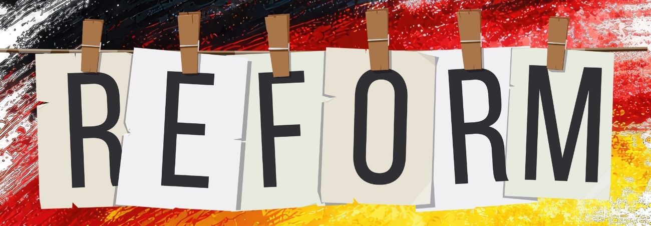 weiße Zettel mit Buchstaben bilden aneinandergereiht das Wort Reform