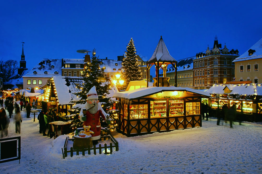 winterlicher leuchtender Weihnachtsmarkt Annaberg-Buchholz