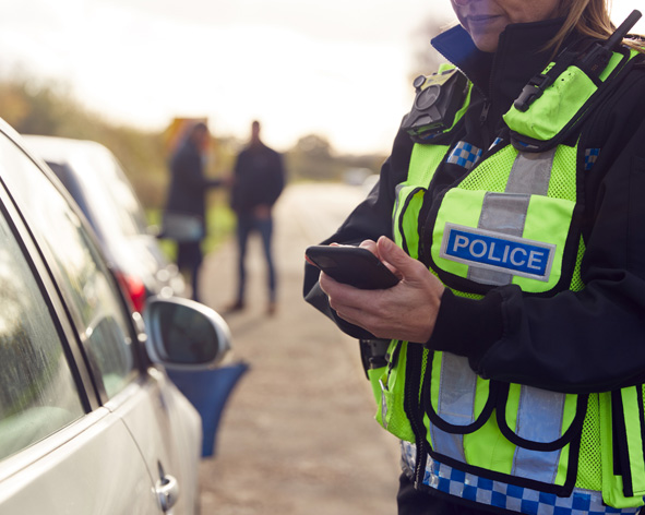 Polizistin nimmt Autounfall auf