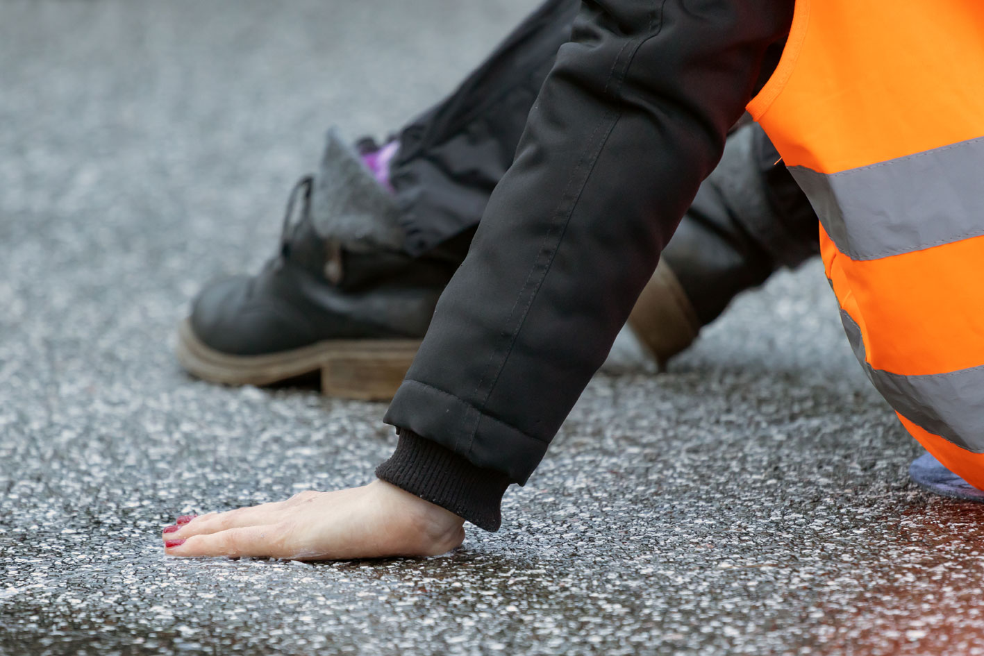 behinderung-straßenverkehr-umweltaktivist-sitzt-auf-fahrbahn