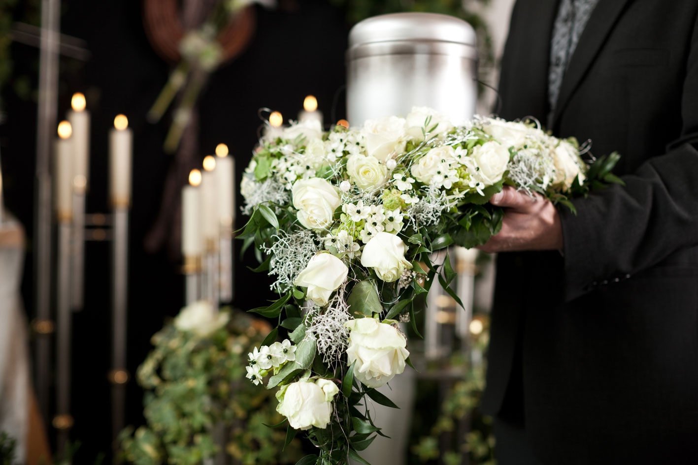 Metallurne mit Blumenschmuck